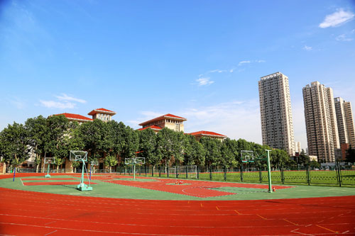 鄭州市第二中學(xué)校園操場(chǎng)