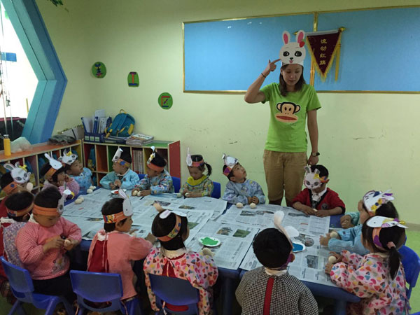 紅果牛津藝術(shù)幼教中心老師上課中 紅果牛津藝術(shù)幼教中心老師上課中