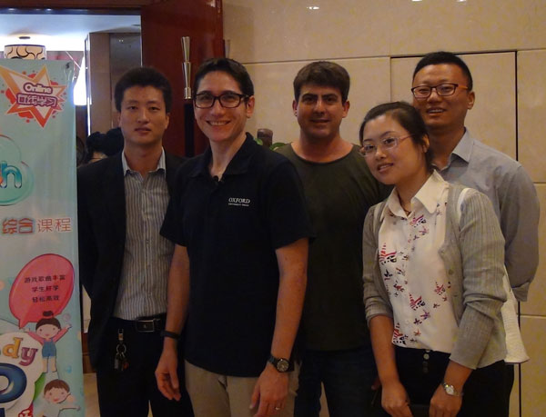 錦州市星輝外國語培訓(xùn)學(xué)校外教和老師合影 錦州市星輝外國語培訓(xùn)學(xué)校外教和老師合影
