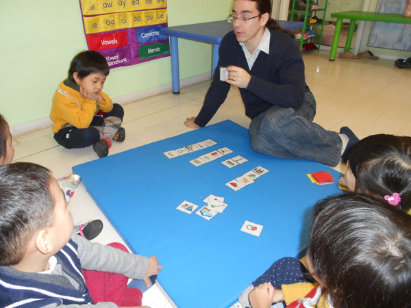 甜豆豆育幼院外教和幼兒做游戲