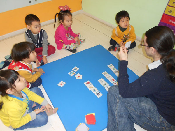 甜豆豆育幼院外教和幼兒做游戲