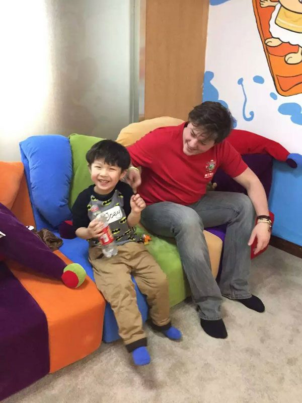 沈陽棒丁英語培訓(xùn)中心招聘外教-外教和小朋友在一起圖片 沈陽棒丁英語培訓(xùn)中心招聘外教-外教和小朋友在一起圖片