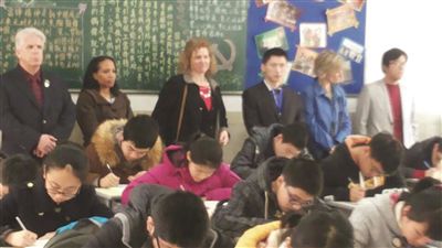 外教到金橋初中交流(圖)