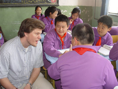 口語外教老師和學(xué)生一起交流