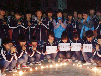 外籍教師在蘆山和當(dāng)?shù)氐慕逃ぷ髡咭黄馂檠虐财砀? /></p>
<p>外教志愿者和當(dāng)?shù)氐慕逃ぷ髡咭黄馂檠虐财砀?/p>
</center></div>
<div>　　據(jù)新聞報(bào)道，地震災(zāi)區(qū)雅安蘆山一個(gè)臨時(shí)搭建的“帳篷學(xué)校”讓孩子們感受到別樣的溫暖。</div>
<div> </div>
<div>　　一些熱心的志愿者服務(wù)隊(duì)，專程趕到蘆山中學(xué)安置點(diǎn)。其中也包括我們的志愿者<a href=