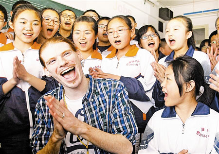 美國(guó)小伙天津女婿，當(dāng)外教辦英語(yǔ)角。