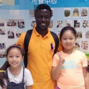 加納本科外教的照片