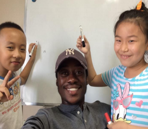 加納本科外教的照片