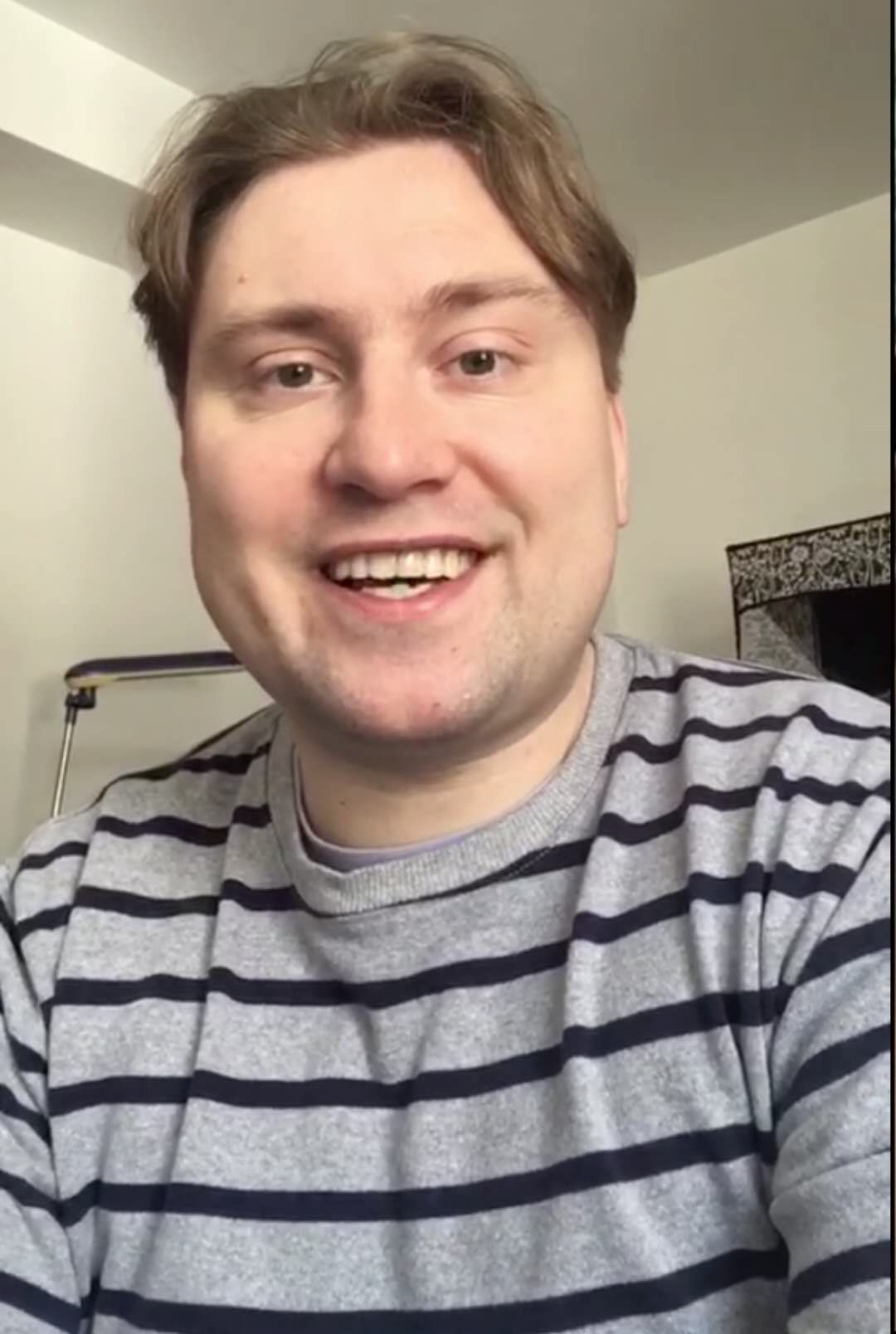 自我介紹+教學(xué)視頻+彈奏吉他