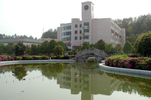 湖南省龍山高級中學(xué)校園環(huán)境