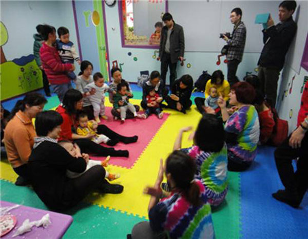美國悅寶園早教機(jī)構(gòu)（北京）家長和幼兒參加外教活動
