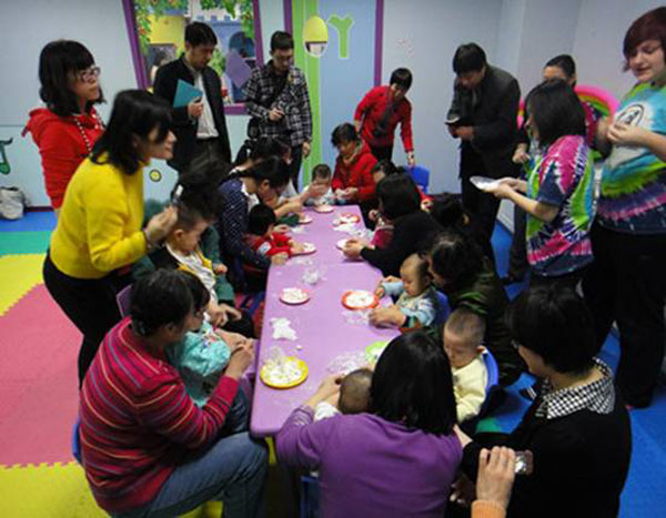 美國悅寶園早教機(jī)構(gòu)（北京）家長和幼兒參加外教活動